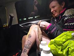 MILF الهواة تحصل على مؤخرتها ممارسة الجنس من قبل سائق شاحنة في غرفة الفندق