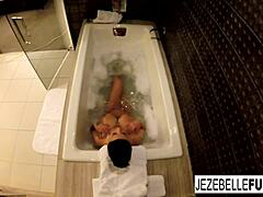 쿠바 출신의 핫티 Jezebelle Bond 는 감각적인 목욕을 즐기고 있는 자신을 촬영합니다