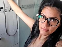 POV-video, jossa seksikäs latinalainen saa pillunsa rentoutumaan ja nauttimaan