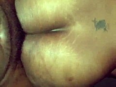 Close-up dari anal dan vagina yang sedang digenjot dalam video HD