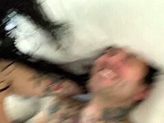 Σεξ POV με τατουάζ ζευγάρι Joanna Angel και τα μικρά χέρια της σε HD