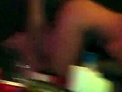 Amateur stel verkent hun cuckold fetisj in HD-video