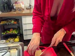 טבח סקסי ומפנק מלמד אותך איך להכין צלחת תפוחי אדמה מתוקים עם טוויסט