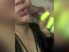 Ibu Ebony mendapatkan cumshot wajah dari kontol besar