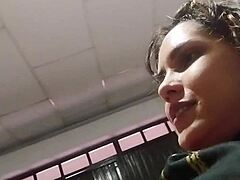 Heiße kolumbianische Schulmädchen mit großem Arsch lieben es, ihren Bruder vor der Kamera zu ficken