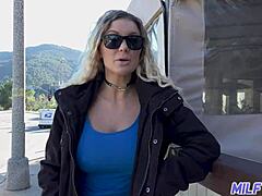 La barman milf tettona Kenzie Taylor mescola il cazzo con il latte e riceve una sborrata