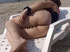 Голямата задница на испанската майка се наслаждава на слънцето и се прави на ексгибиционист на камера