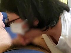 Moglie giapponese con grandi seni fa un pompino alla moglie che mastica