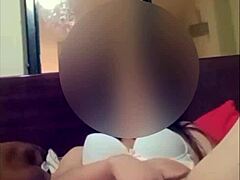 Tüylü MILF, üvey oğlu tarafından amını yalatıp boşaltılıyor