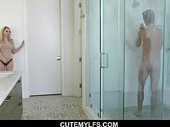 Milf berpayudara besar telanjang menggoda mantan pacarnya dalam video porno yang panas