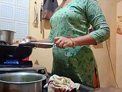Esposa indiana amadora é fodida com força na cozinha