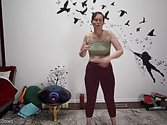 Video kamera HD ibu MILF matang yang seksi mengajar pantat dan mengocok Cameltoe berpakaian