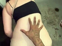 Dolgun göğüslü Latin kadınla banyoda striptiz