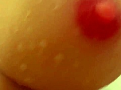 Eine brünette Milf aus Russland wäscht die großen Titten ihrer Freundin
