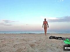 Plavokosa lepotica dobija zlatnu tuš na plaži od špijunskog muškarca