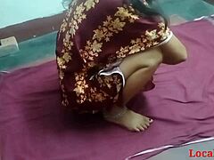 Bhabhi iz indijske vasi se predaja trdem seksu na prostem