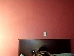 ¡Esta puta amateur se enfrenta a una gran polla negra en este video casero! ¡No te lo pierdas!