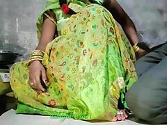 Se en moden indisk kvinde give en fantastisk blowjob på hindi